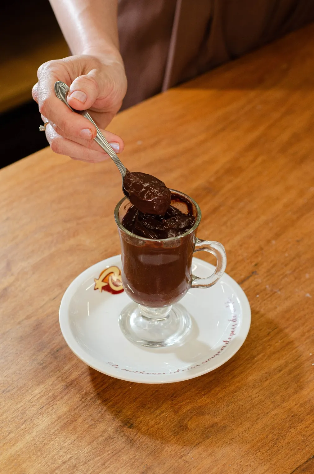 Mousse de chocolate em taça com colher