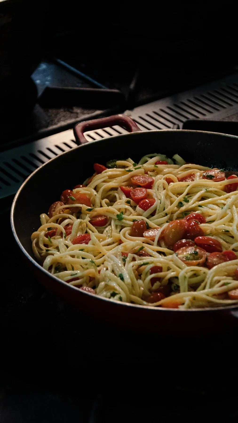 Massa com tomate-cereja na frigideira